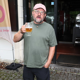 Karel Zima je nejen dobrý herec, ale i výjimečný charakter. Neváhal téměř neznámému člověku darovat ledvinu.