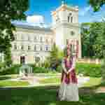 Pohádka Záhada strašidelného zámku je o princezně Elvíře, která pořádá na zámku Strašperk strašidelné prohlídky, aby vydělala peníze navíc. 