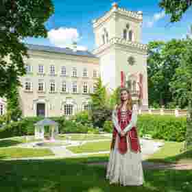 Pohádka Záhada strašidelného zámku je o princezně Elvíře, která pořádá na zámku Strašperk strašidelné prohlídky, aby vydělala peníze navíc. 