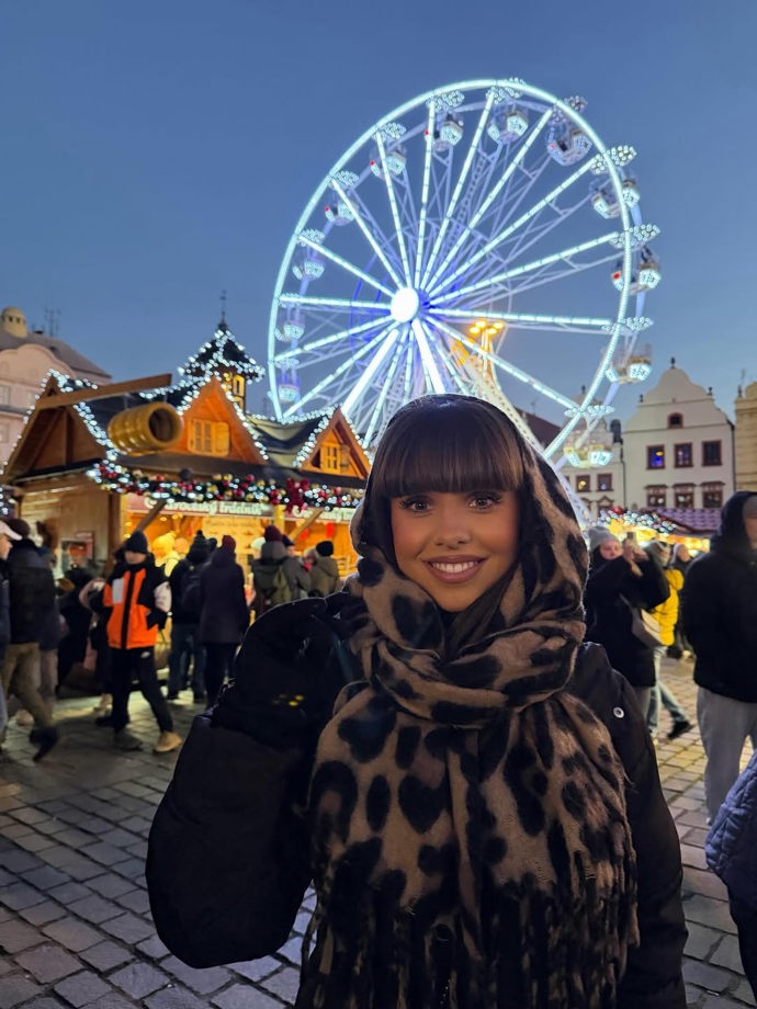 FOTO: Účastnice Love Islandu na vánočních trzích.