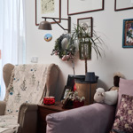 Křeslo, ve kterém sedává s nohama nahoře.