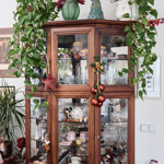 Skleník je plný krásného porcelánu.