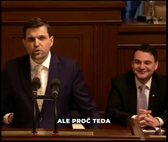 FOTO: Petr Macinka se směje při projevu Petra Hladíka. – stránka 8