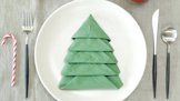 Ubrousky složené do podoby vánočního stromečku se na vašem stole budou báječně vyjímat.