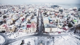 Hlavní město Reyjkjavík vypadá jako brána do pohádkové Narnie.