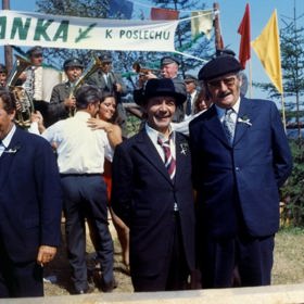 Josef Kemr - na snímku ze seriálu Chalupáři s Jiřím Sovákem - existenci svého syna nikdy nepotvrdil. I další snímky v galerii jsou z legendárního seriálu.