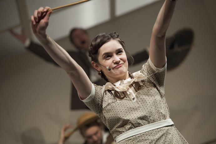 FOTO: Sarah Haváčová ve hře Škola základ života. – stránka 59