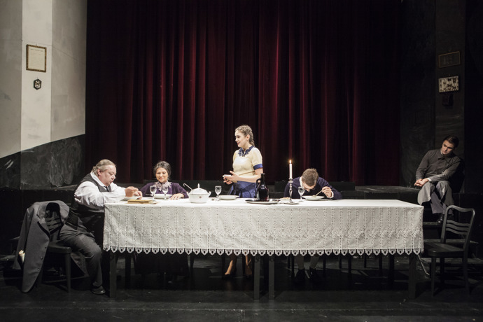 FOTO: Sarah Haváčová ve hře Spalovač mrtvol. – stránka 58