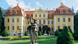 Rozsáhle zrekonstruovaný zámek Rammenau září jako mistrovské dílo saského venkovského baroka.