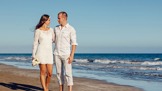 Mladí často upřednostňují romantickou svatbu ve dvou na pláži