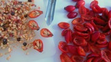 Šípková pasta

Hodně měkké šípky zbavíme stopek, ale nepůlíme je a dáme je na 24 hodin do mrazáku. Pak je necháme mírně povolit, každý šípek pevně zmáčkneme a z otvoru po stopce vytlačíme dřeň bez peciček i chloupků.

Dřeň promícháme s moučkovým cukrem podle chuti, napěchujeme ji do skleniček, které uložíme do chladničky. Pasta je výborná jako pomazánka, z hodně ztuhlé pasty můžeme tvarovat nepečené cukroví.