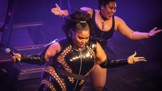 Lizzo (vlastním jménem Melissa Vivianne Jefferson, je americká zpěvačka, rapperka a textařka, která s nadhledem nese vlastní kilogramy. V roce 2019 zazářila s albem Cuz I Love You, které se umístilo na čtvrtém místě žebříčku Billboard 200.
