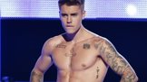 Justin Drew Bieber je kanadský pop/R&B zpěvák, kterého uvedl ve známost internetový videoportál YouTube. Na tomto portálu byl objeven svým aktuálním manažerem Scooterem Braunem. 