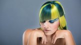 Módní barvy vlasů: Vede přirozenost i extravagantní úlety