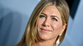 Jennifer Aniston by hádal 51 let asi málokdo. Jejím tajemstvím je nejen důsledná péče o pleť, ale také zdravá strava, pravidelné cvičení jógy a meditace.