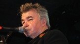 Zemřel známý country zpěvák John Prine. Dlouho bojoval s nemocemi, nakonec ho dostal koronavirus