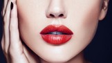 Rudá je univerzální a růžová nevinnost sama: Jak si správně vybrat rtěnku, až odložíme roušky