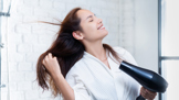 Fénujte si vlasy správně. Budete vypadat, jako byste právě opustila salon