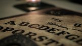 Spiritistická tabulka Ouija: Prodává se jako hračka, teenagery ale dohání k sebevraždě