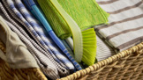 Jak se starat o utěrky, abyste nemuseli kupovat pořád nové? Tyhle tipy vám v tom pomohou