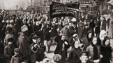 Snímek z demonstrace za chléb a mír, kterou uspořádaly petrohradské ženy 23. února (8. března) roku 1917. Zahájily tak revoluci, která svrhla cara a ženám zajistila volební právo