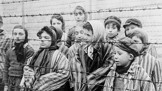 Ikonický záběr dětí v koncentračním táboře Osvětim (Auschwitz-Birkenau) pořídil při jeho osvobození 27. ledna 1945 kameraman filmového štábu Rudé armády Alexander Voroncov.