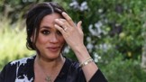 Meghan Markle oblékla při rozhovoru s Oprah Winfrey, šaty od Armaniho a šperky se skrytým významem.