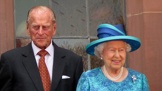 Ani současná anglická královna Alžběta II. a její manžel princ Filip nejsou tak docela z odlišných rodů. Pojí je vzdálenější příbuznost, jak už to u šlechtických rodů bývá