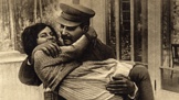Josif Vissarionovič Stalin se svojí starší dcerou Světlanou. Narodila se z manželství s Naděždou, ale takovéto chvíle s otcem nebyly příliš časté... 