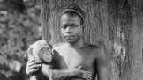 Ota Benga se svým "přítelem" v zoologické zahradě v Bronxu. Její ředitel dostal šílený nápad zavřít Otu do klece s opicemi