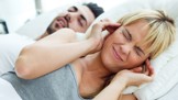 Experti přišli na to, jak se jednou provždy zbavit chrápání. Jakou roli hraje matrace či tenisák?