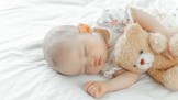 Horko a dětský spánek: Odbornice radí, jak ulevit miminku za letních nocí a jak přesně ho obléci