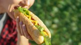 Jeden hot dog vás může stát 36 minut života, tvrdí vědci. A jak jsou na tom ostatní potraviny?