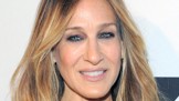 Facelift netřeba. Sarah Jessica Parker představila účes, který omladí tvář každé (nejen) padesátnice