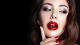 Křiklavé rty, třpytky i návrat kouřových stínů. 5 trendů v líčení, které vládnou podzimu 2021