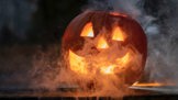 6 nejpodivnějších halloweenských zvyků: Hostina pro hladové duchy i smrt v zrcadle