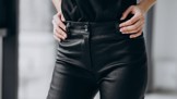 Kožené kalhoty se vracejí na scénu: Noste je v souladu s nejnovějšími trendy či po vzoru slavných dam