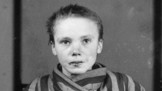 Děsivé pozadí fotografie z Osvětimi: Než cvakla spoušť, zažila Czesława Kwoka kruté bití holí