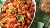 Bio fusilli s kuřecím masem a cherry rajčátky: Oblíbené těstoviny v ještě zdravější variantě
