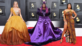 10 nejvýraznějších outfitů z cen Grammy 2022: Fialový vodopád, moderní mini i dramatický rozparek