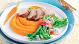 Křehká vepřová pečeně s mrkvovým pyré a fazolkovým salátkem: Pokrm, který uspokojí chuťové pohárky i oči