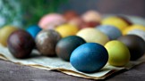 Jak nejlépe barvit velikonoční vajíčka: Zkuste kurkumu, šťávu z červené řepy nebo borůvky
