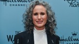 Andie McDowell (64) je pyšná na své šedivé kudrny: Chci, aby to, jak vypadám, odráželo můj věk