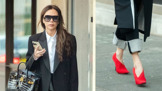 Luxusní outfit Victorie Beckham: Do ulic Londýna ohrnula nohavice kalhot a nazula rudé jehly