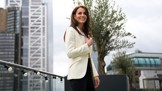 Kate Middleton vítá jaro v bílém: Blejzr za desetitisíce střídá s modelem za 1 600 Kč z konfekce