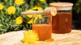 Recept na pampeliškový med: Čím déle se vaří, tím bude hustší a tmavší