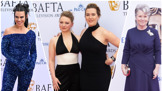 Móda z cen BAFTA: Kate Winslet s dcerou Miou v černém, Alžběta II. z Koruny se zahalila do královské modré