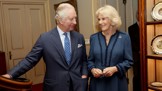 Král Karel III. a Camilla: Láska, která rozbila dvě manželství, překonala zlobu královny. Jejich soukromá konverzace pobouřila svět