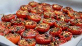 Jak upéct rajčata v troubě: Připravte si je ve vlastní šťávě s česnekem, tymiánem a olivovým olejem