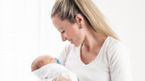 Nejčastější chyby při kojení: Krmit miminko každé tři hodiny a budit ho ze spaní, říká laktační poradkyně Zdeňka Nosková